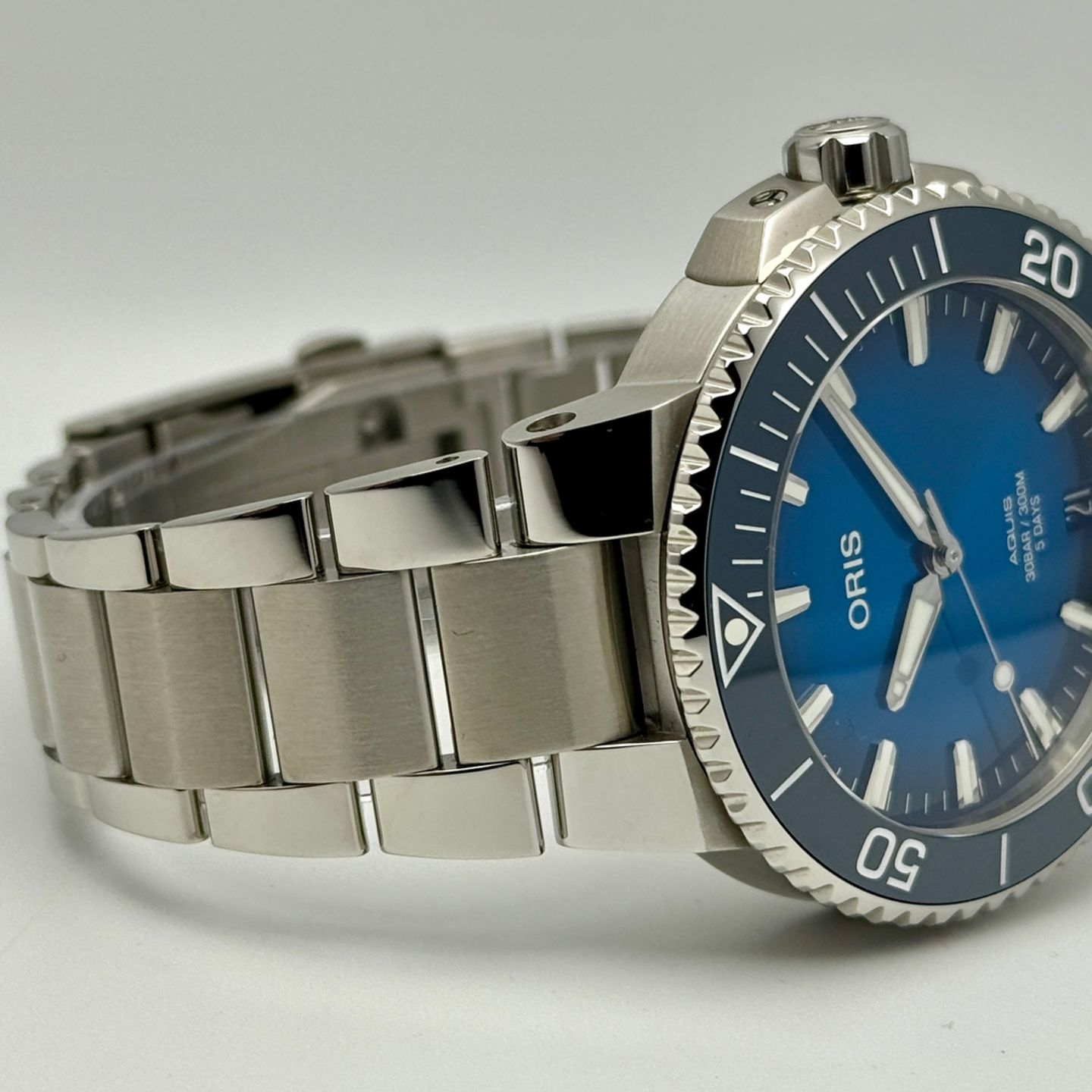Oris Aquis Date 01 400 7769 4135-07 8 22 09PEB (2025) - Blue dial 42 mm Steel case (4/8)