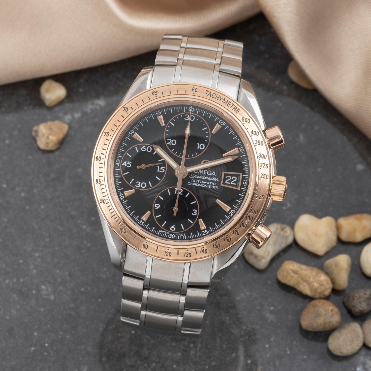 Omega Speedmaster Date 323.21.40.40.01.001 - (1/8)