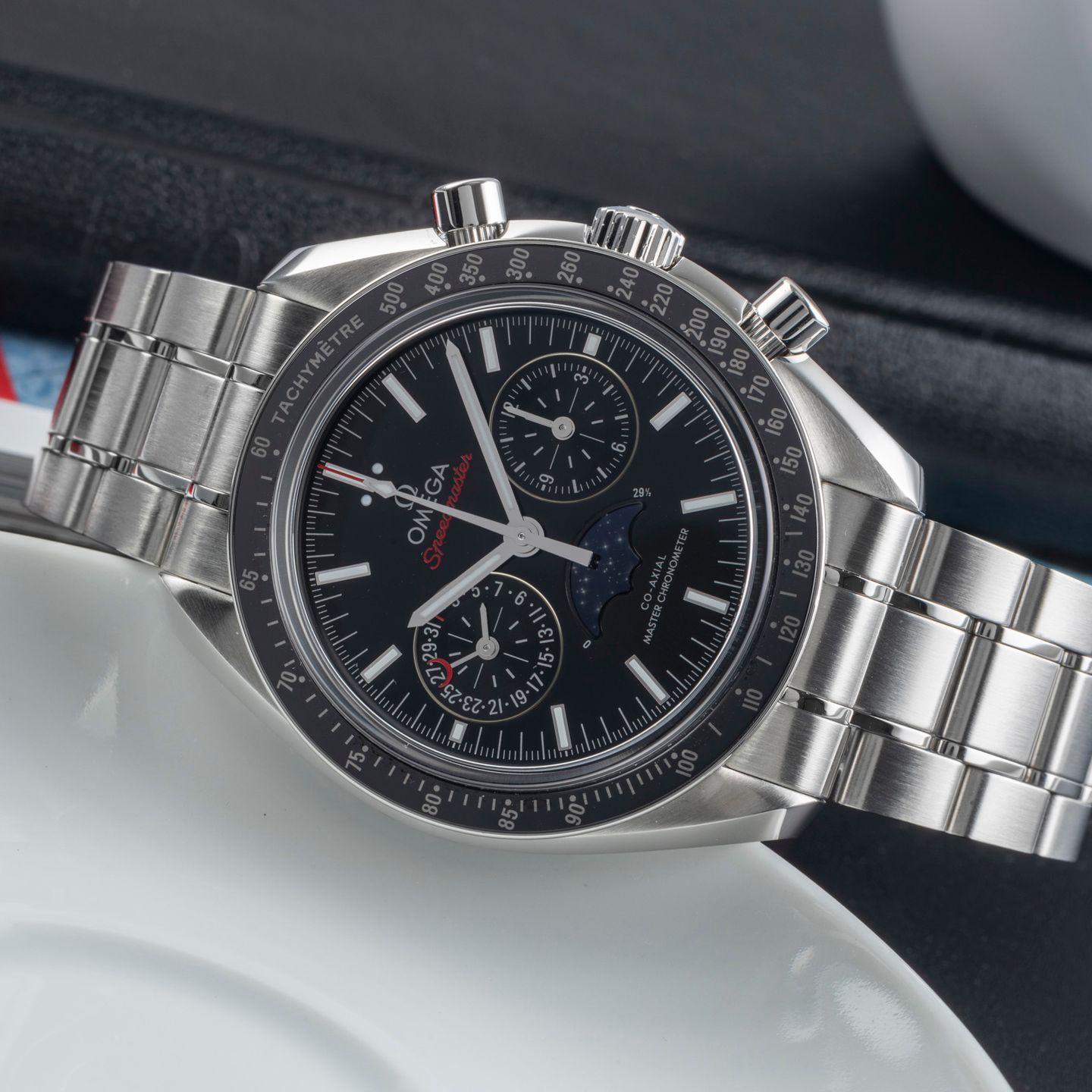 Omega Speedmaster Moonphase 304.30.44.52.01.001 (Unknown (random serial)) - Black dial 44 mm Steel case (2/8)