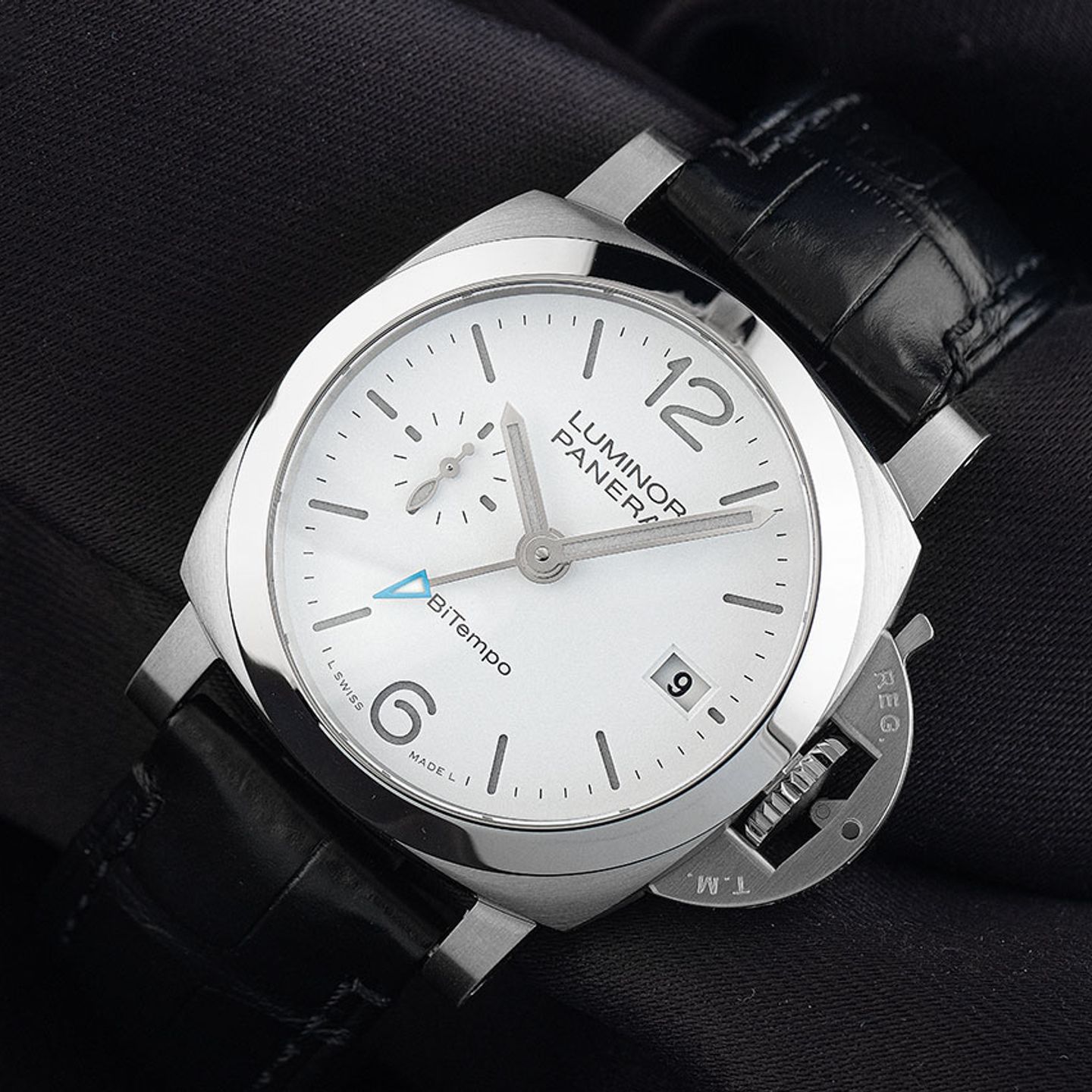 Panerai Luminor PAM01367 (2025) - White dial 40 mm Steel case (3/7)