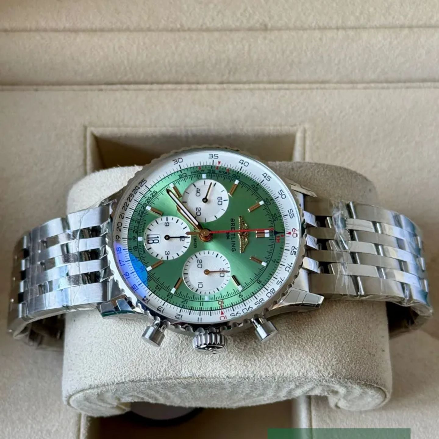 Breitling Navitimer AB0139211L1A1 (2026) - Green dial 41 mm Steel case (4/7)