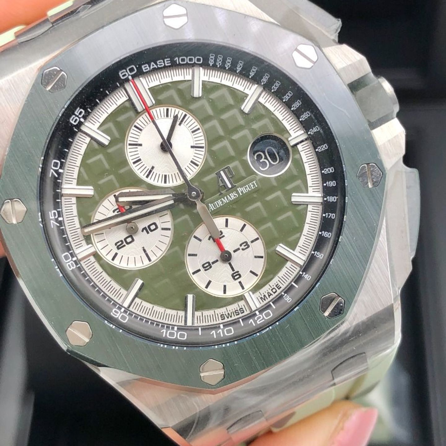 Audemars Piguet Royal Oak Offshore 26400SO.OO.A055CA.01 (2021) - Green dial 43 mm Steel case (3/8)