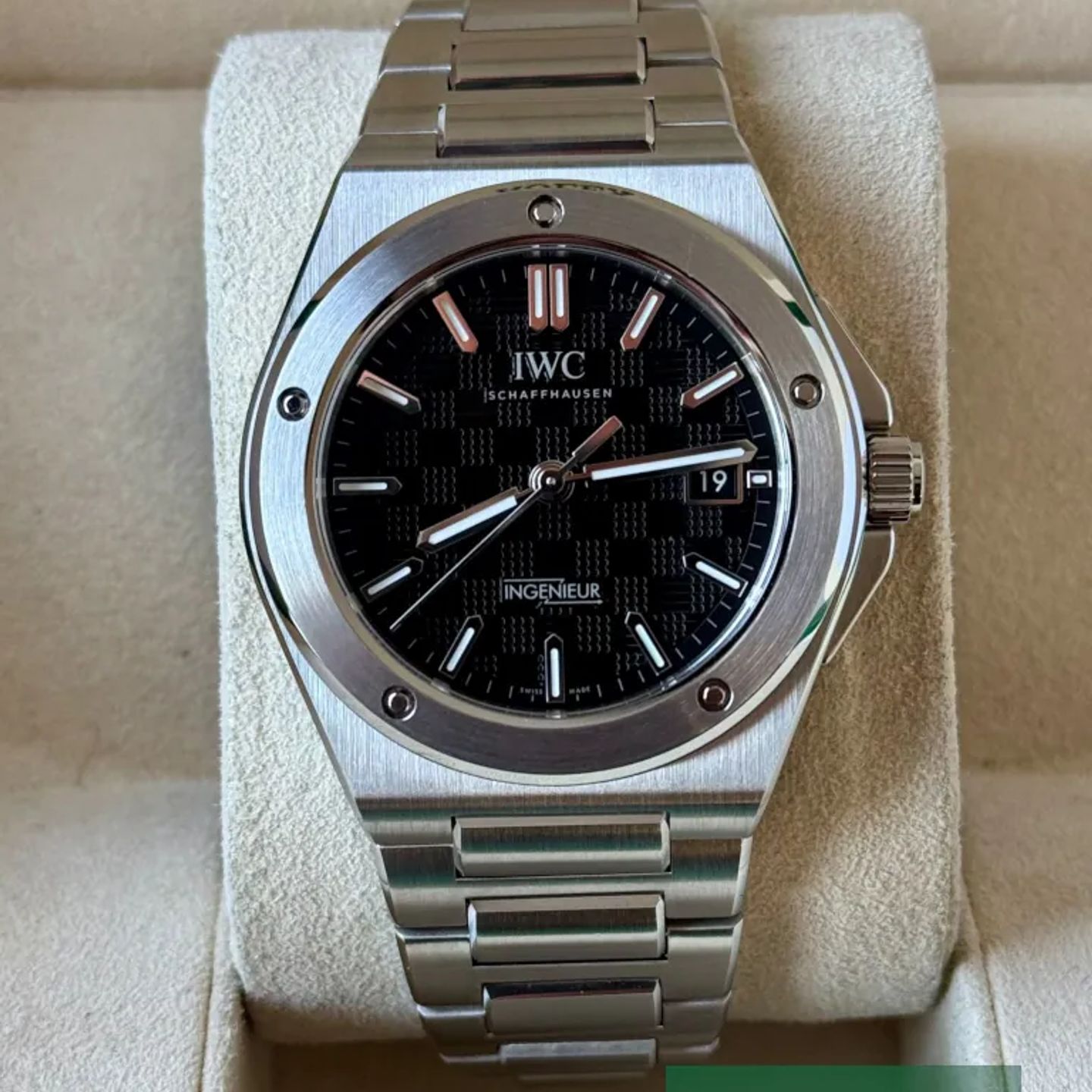 IWC Ingenieur Automatic IW328901 (2022) - Black dial 40 mm Steel case (2/7)