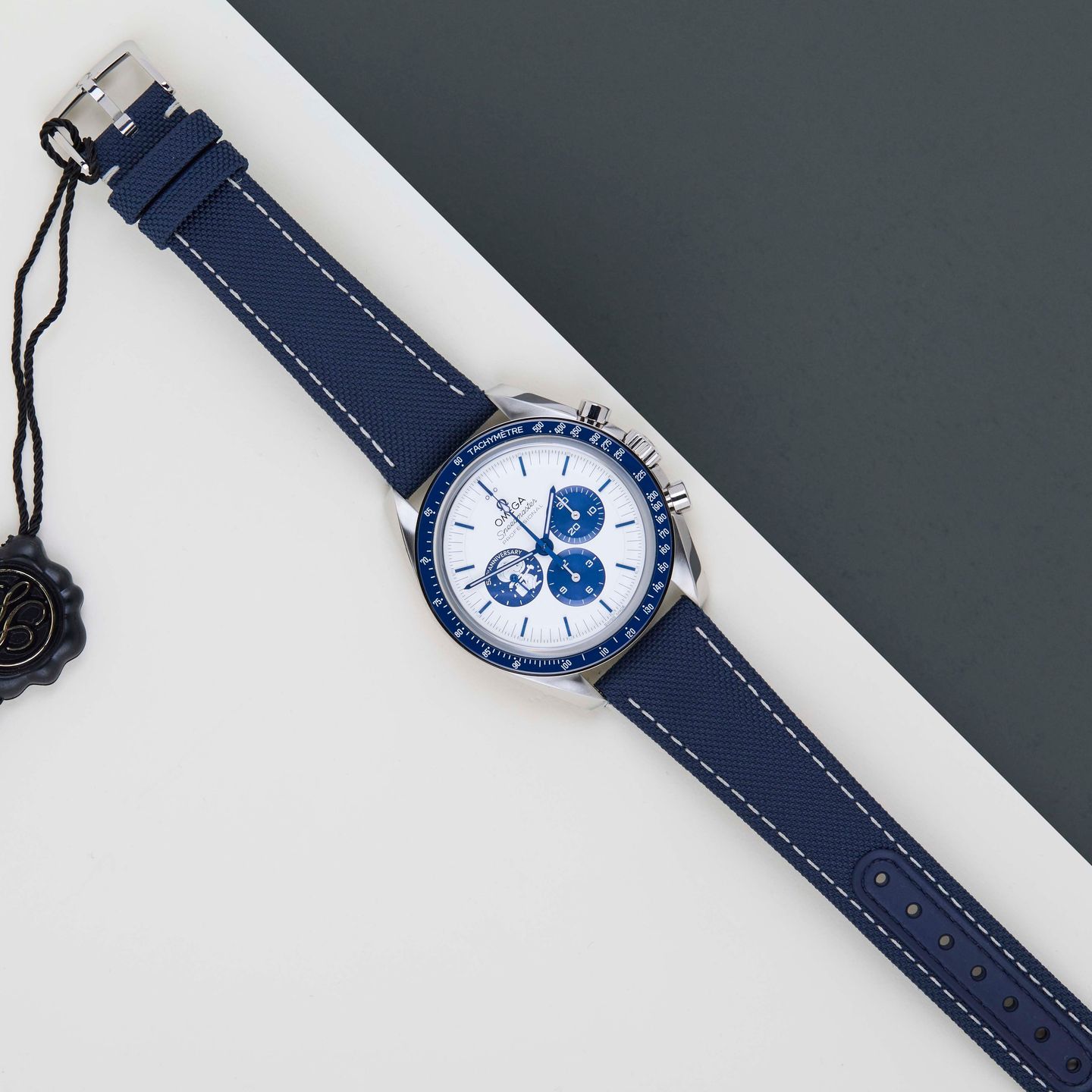 Omega Speedmaster Professional Moonwatch 310.32.42.50.02.001 (2025) - Silver dial 42 mm Steel case (2/8)