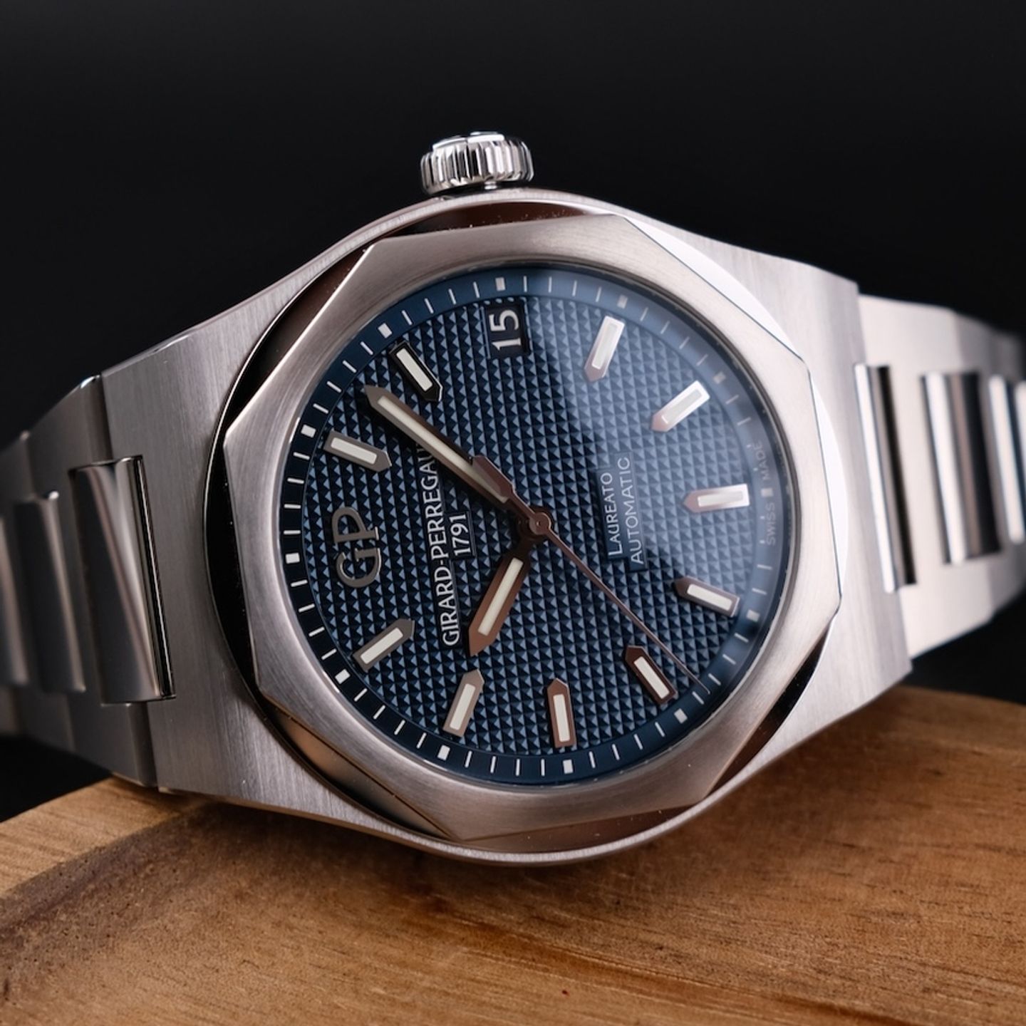 Girard-Perregaux Laureato 81010-11-431-11A (2021) - Blue dial 43 mm Steel case (4/8)