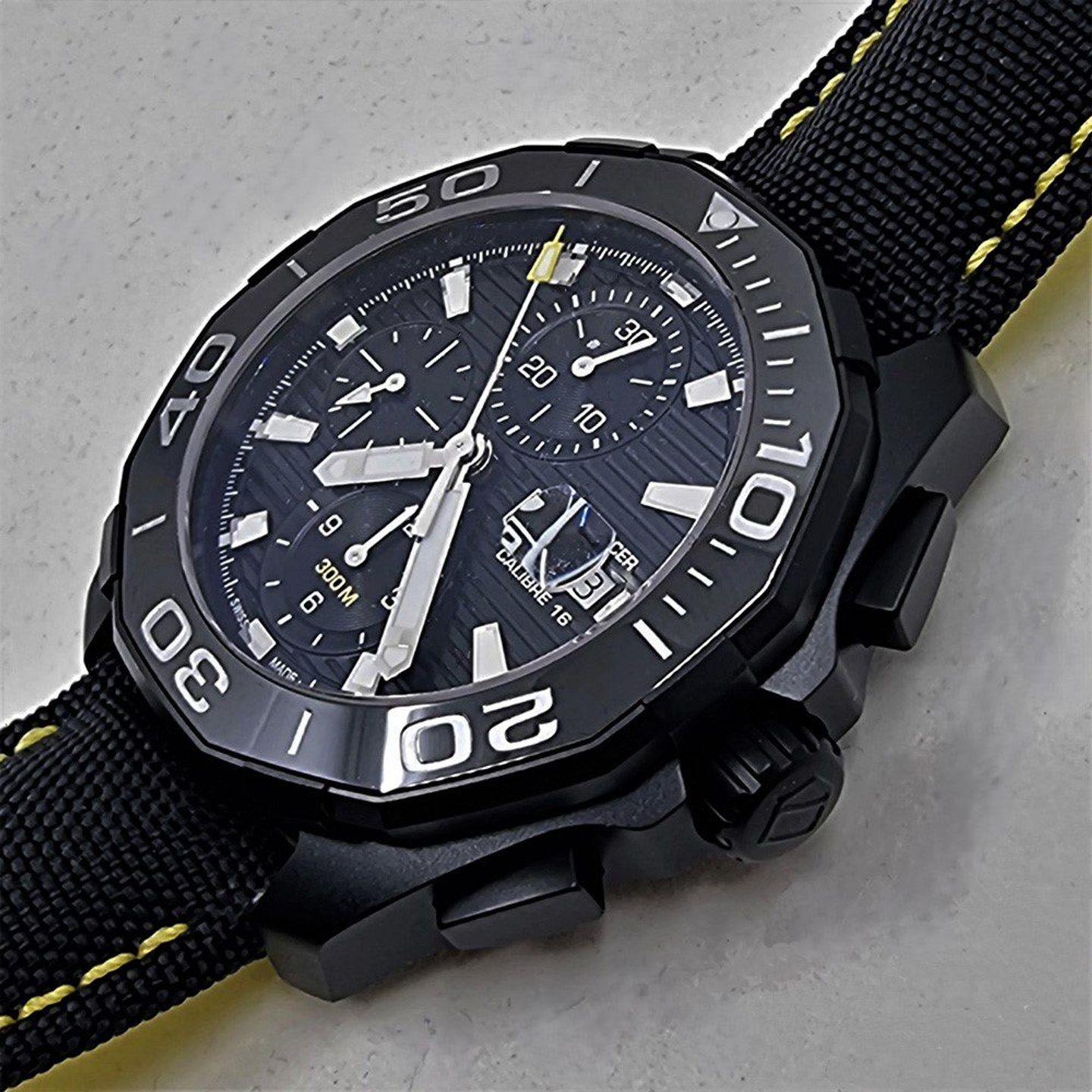 TAG Heuer Aquaracer 300M CAY218A.FC6361 (2025) - Zwart wijzerplaat 43mm Titanium (3/8)