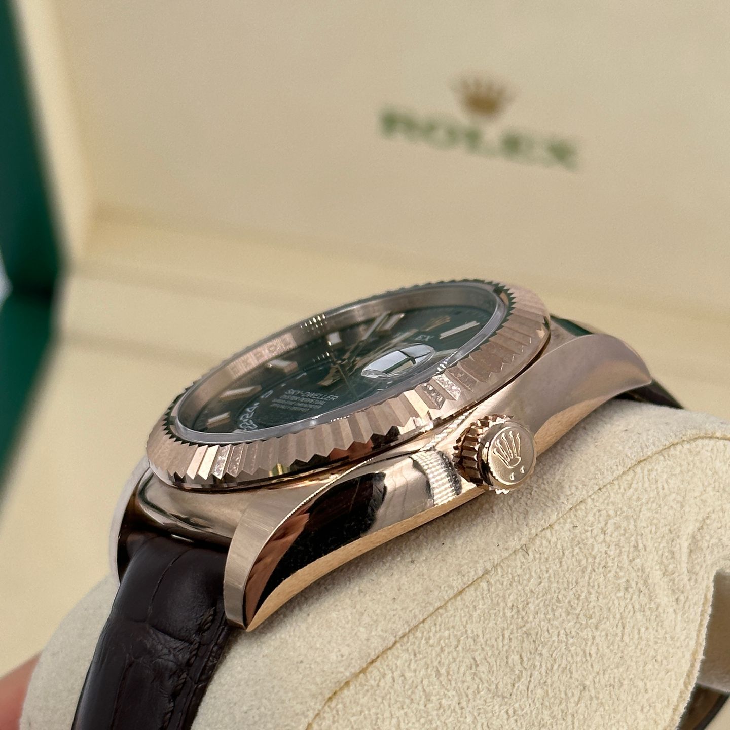 Rolex Sky-Dweller 326135 GREY INDEX (2024) - Grey dial 42 mm Rose Gold case (6/8)