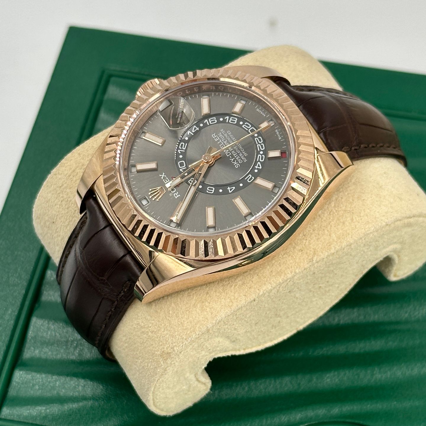 Rolex Sky-Dweller 326135 GREY INDEX (2024) - Grey dial 42 mm Rose Gold case (3/8)