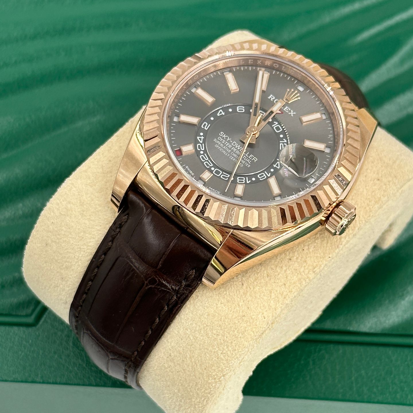 Rolex Sky-Dweller 326135 GREY INDEX (2024) - Grey dial 42 mm Rose Gold case (4/8)