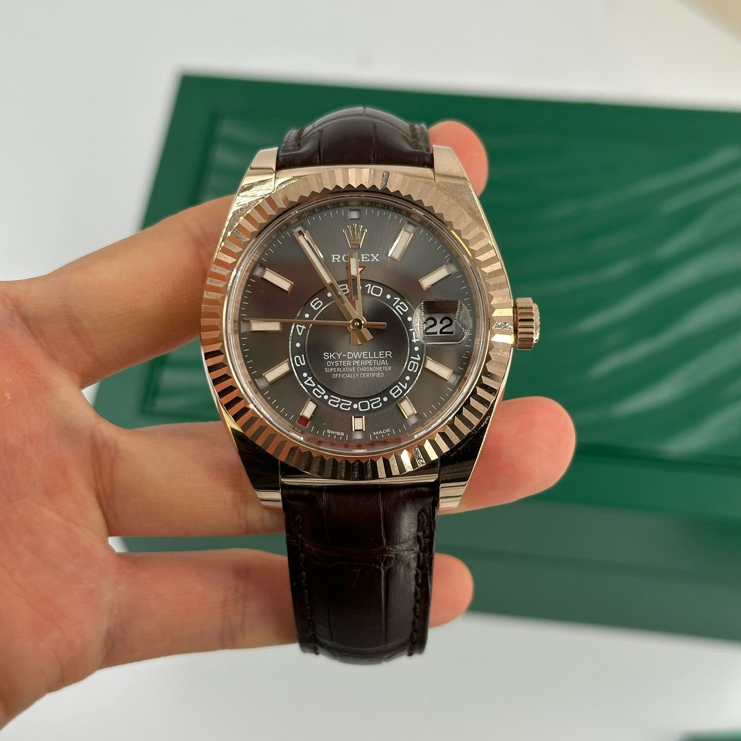Rolex Sky-Dweller 326135 GREY INDEX (2024) - Grey dial 42 mm Rose Gold case (2/8)
