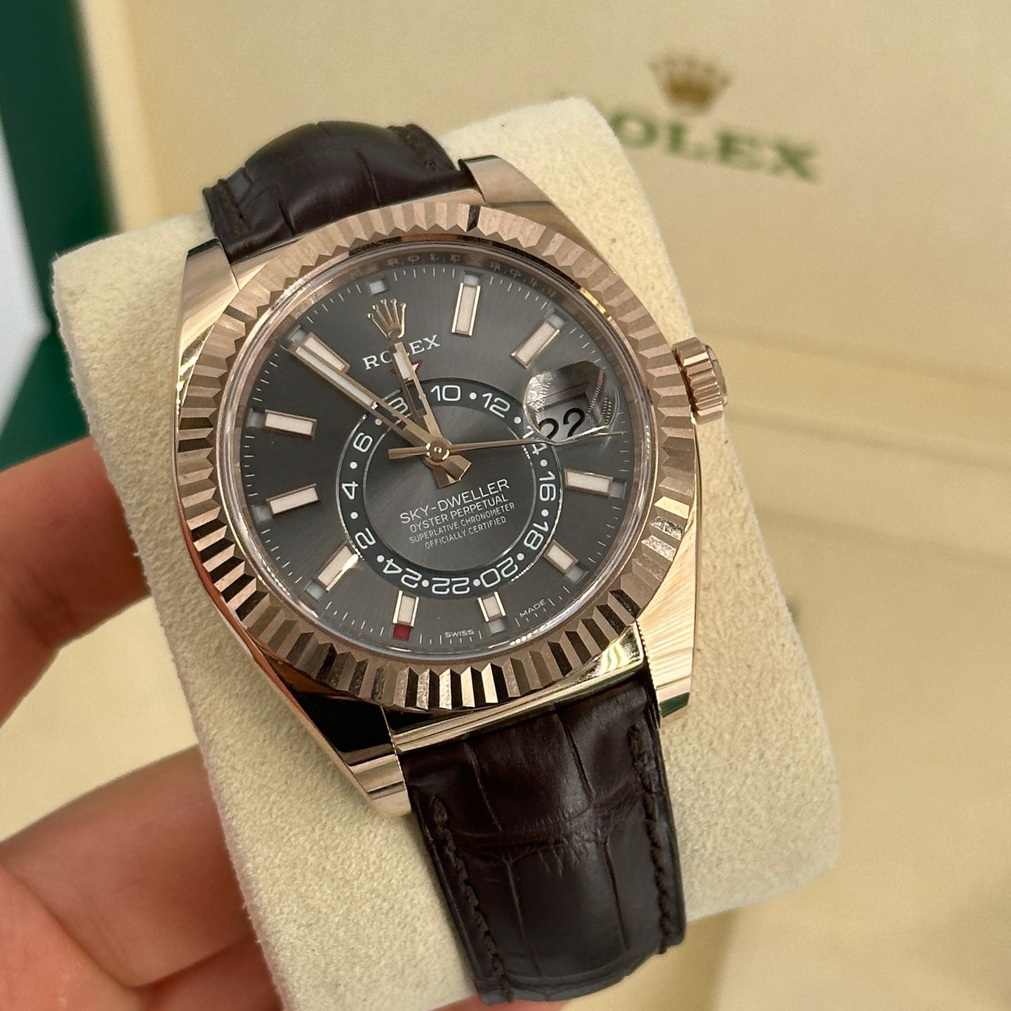 Rolex Sky-Dweller 326135 GREY INDEX (2024) - Grey dial 42 mm Rose Gold case (7/8)