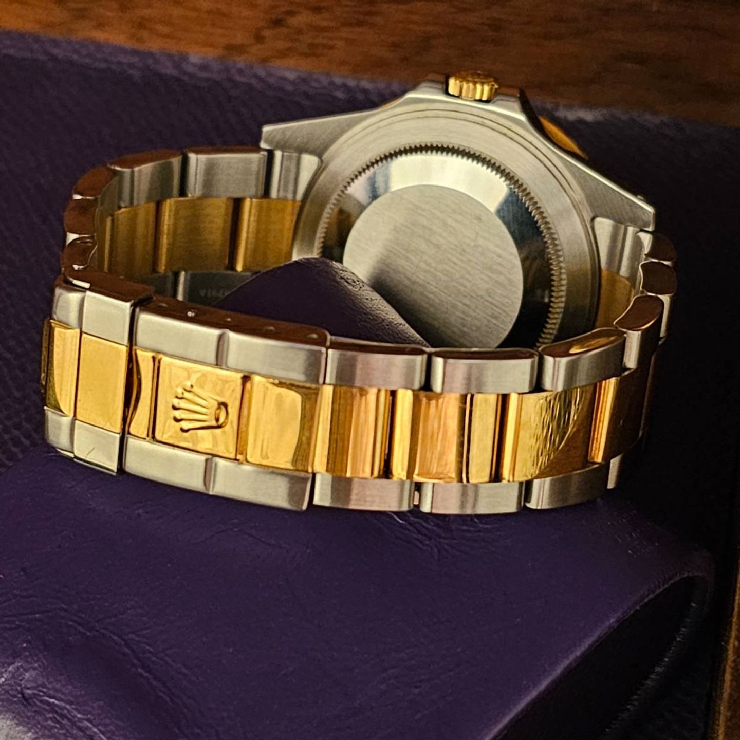 Rolex GMT-Master II 16713 (2001) - Black dial 40 mm Gold/Steel case (2/5)