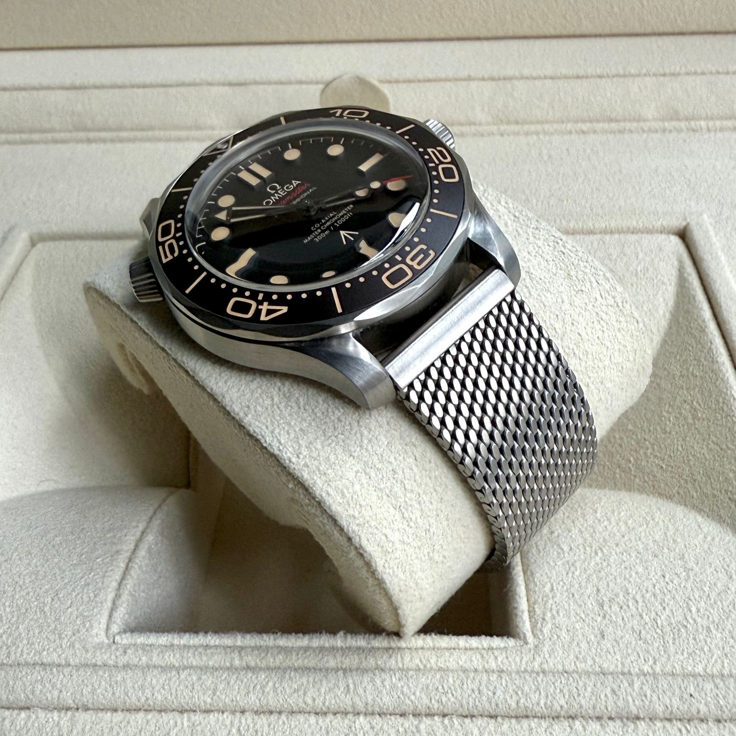 Omega Seamaster Diver 300 M 210.90.42.20.01.001 (2024) - Zwart wijzerplaat 42mm Titanium (2/6)