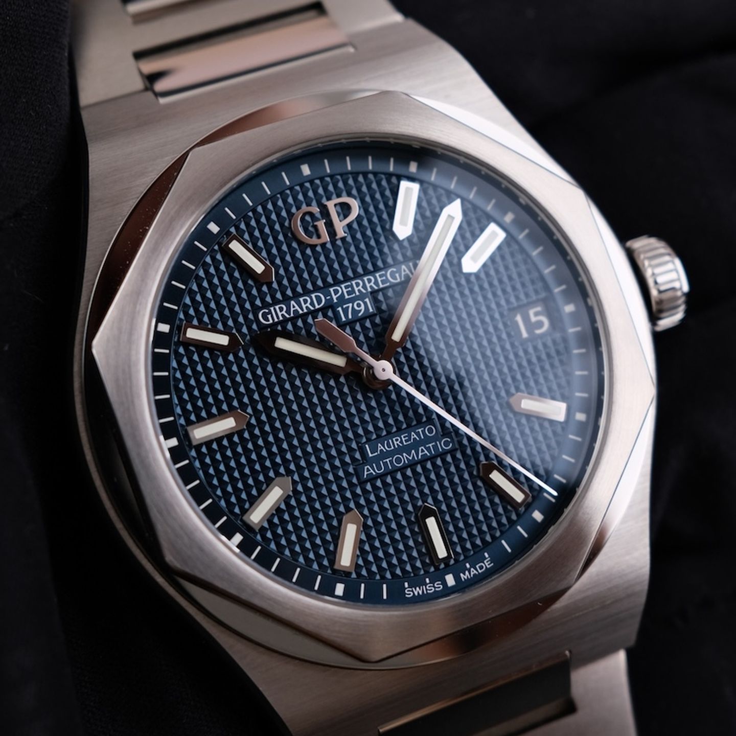 Girard-Perregaux Laureato 81010-11-431-11A (2021) - Blue dial 43 mm Steel case (1/8)