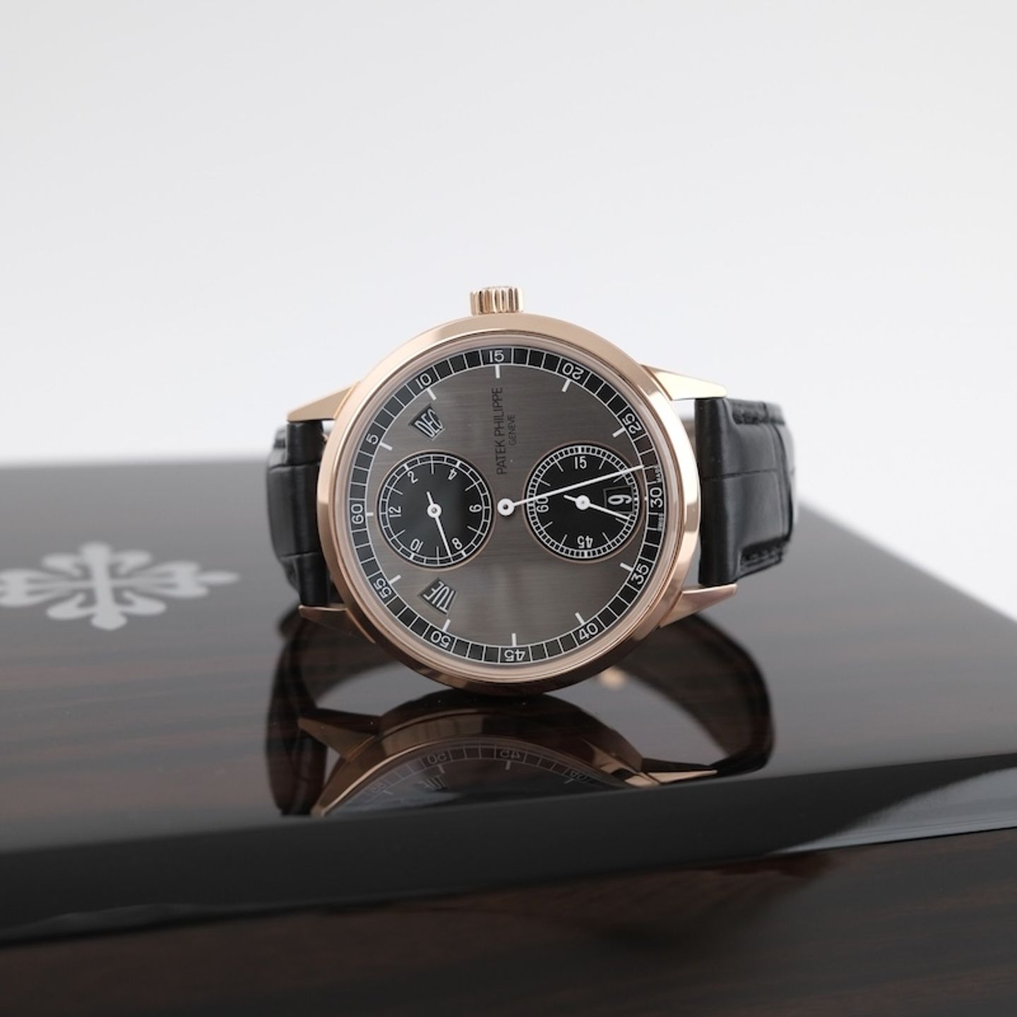 Patek Philippe Annual Calendar 5235/50R-001 (2022) - Zwart wijzerplaat 41mm Roségoud (3/8)