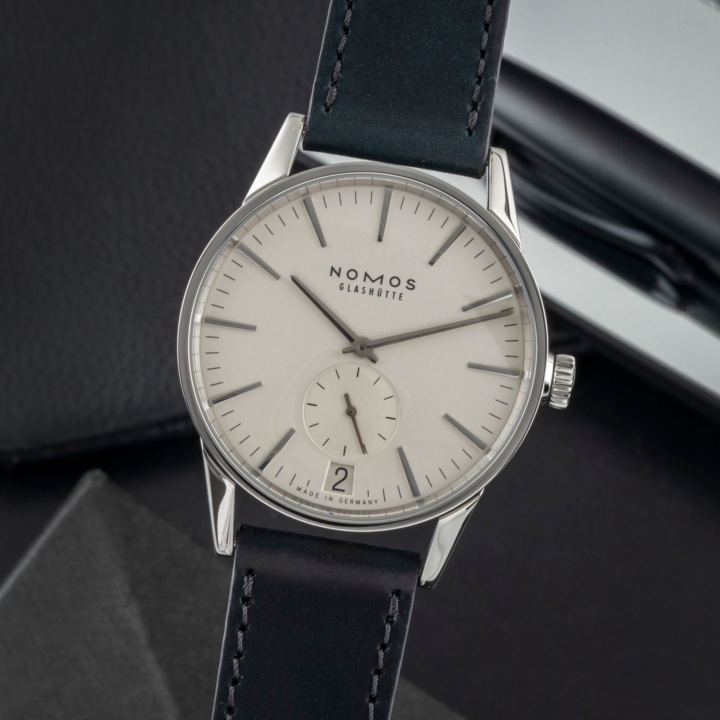 NOMOS Zürich Datum 802 (Unknown (random serial)) - White dial 40 mm Steel case (3/8)