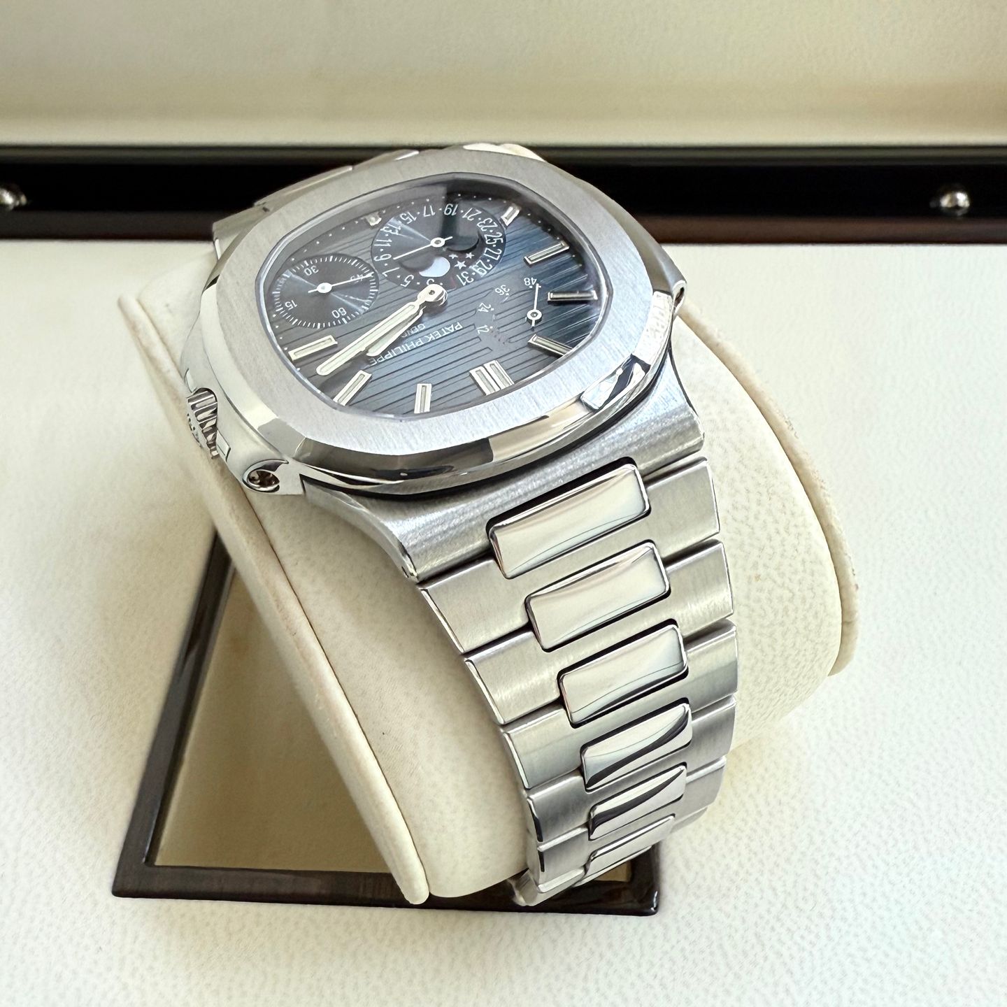 Patek Philippe Nautilus 5712/1A-001 (2010) - Blue dial 38 mm Steel case (5/7)