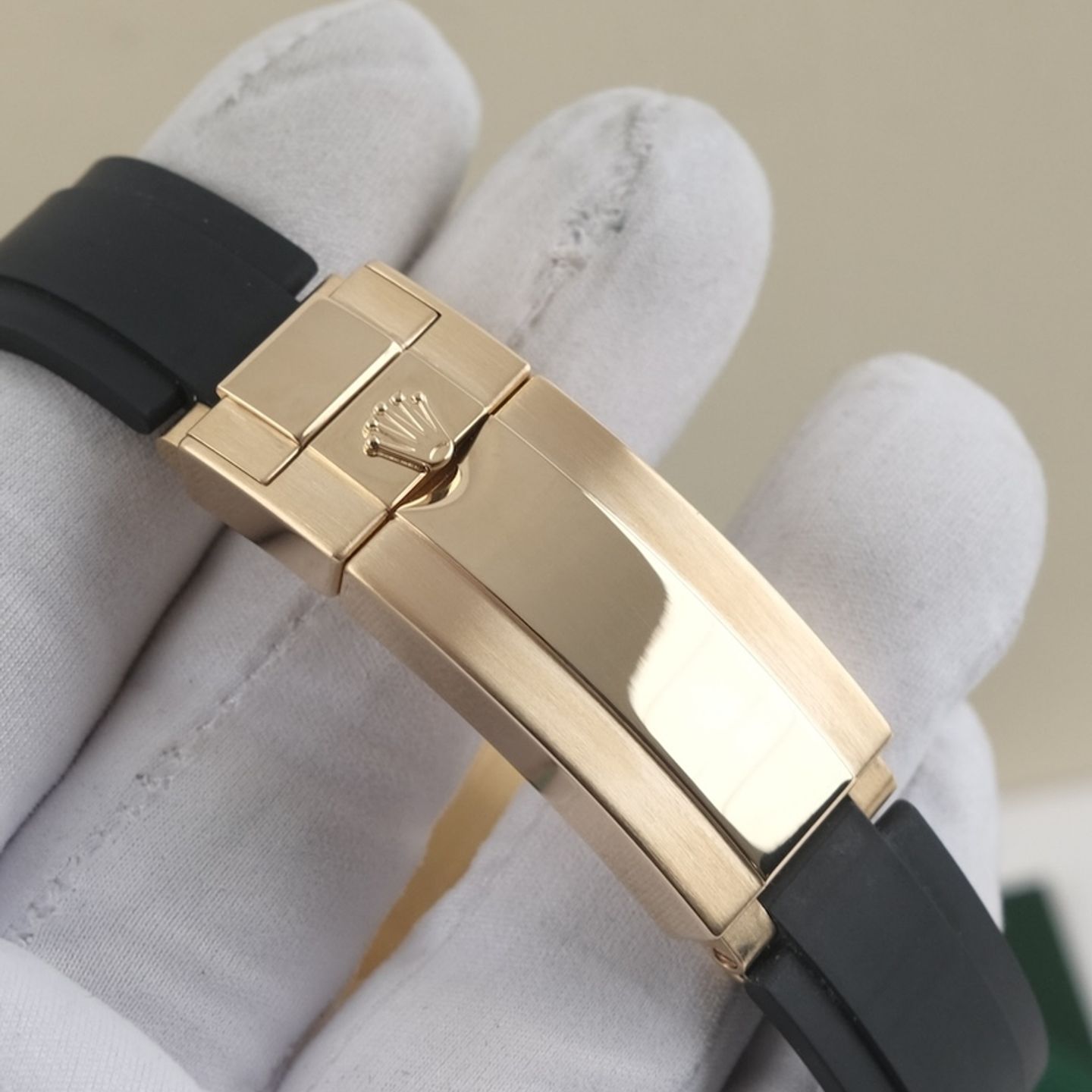 Rolex Yacht-Master 42 226658 (2022) - Black dial 42 mm Yellow Gold case (7/8)