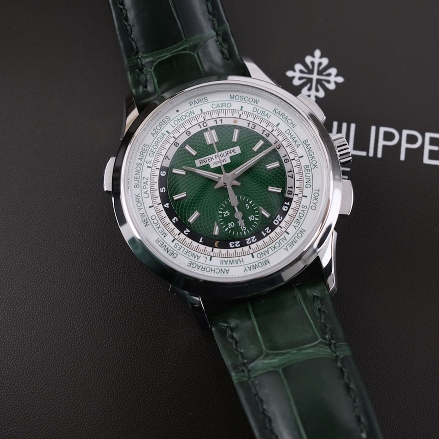 Patek Philippe World Time Chronograph 5930P-001 (2022) - Green dial 40 mm Platinum case (5/8)