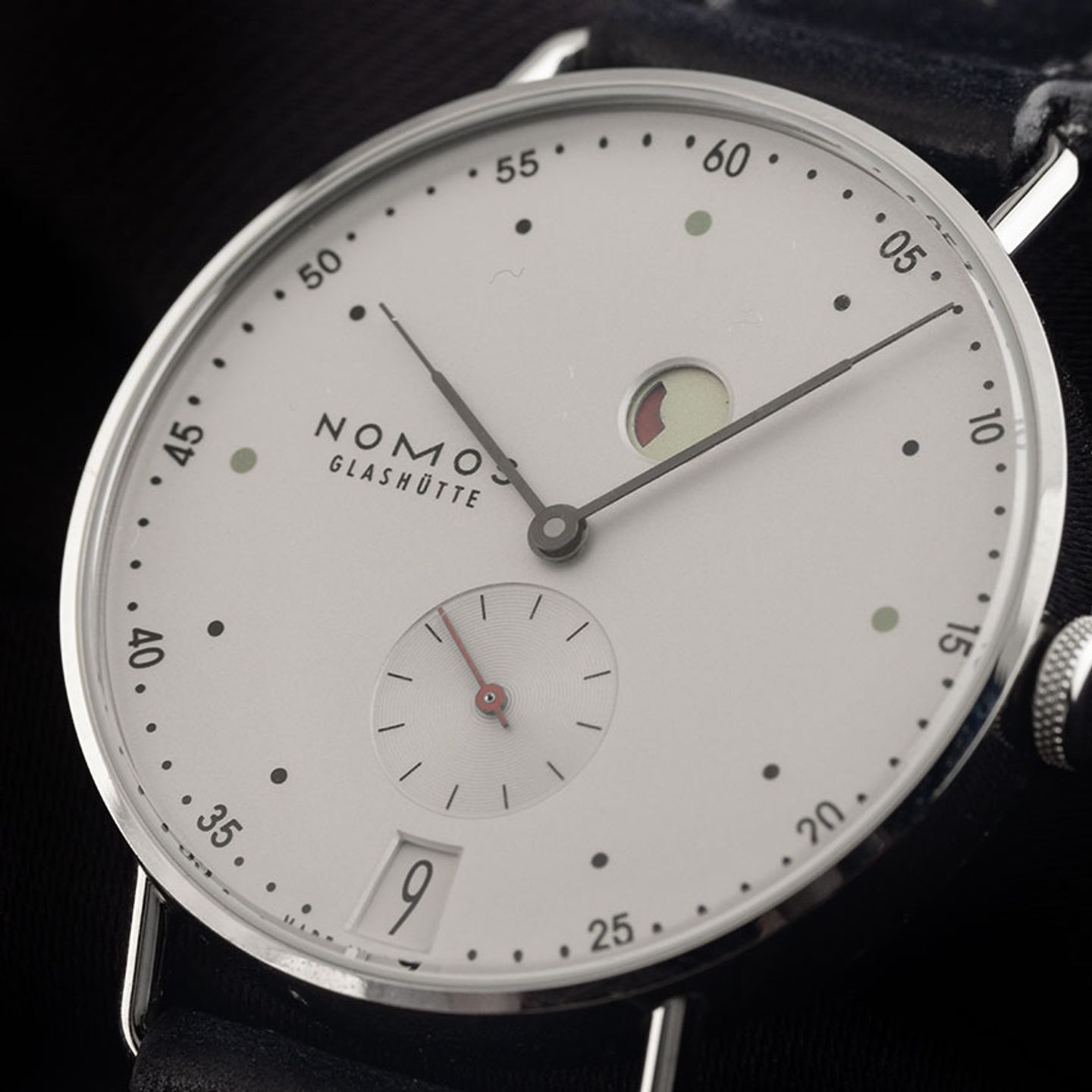 NOMOS Metro Datum Gangreserve 1101 (2025) - Zilver wijzerplaat 37mm Staal (3/7)
