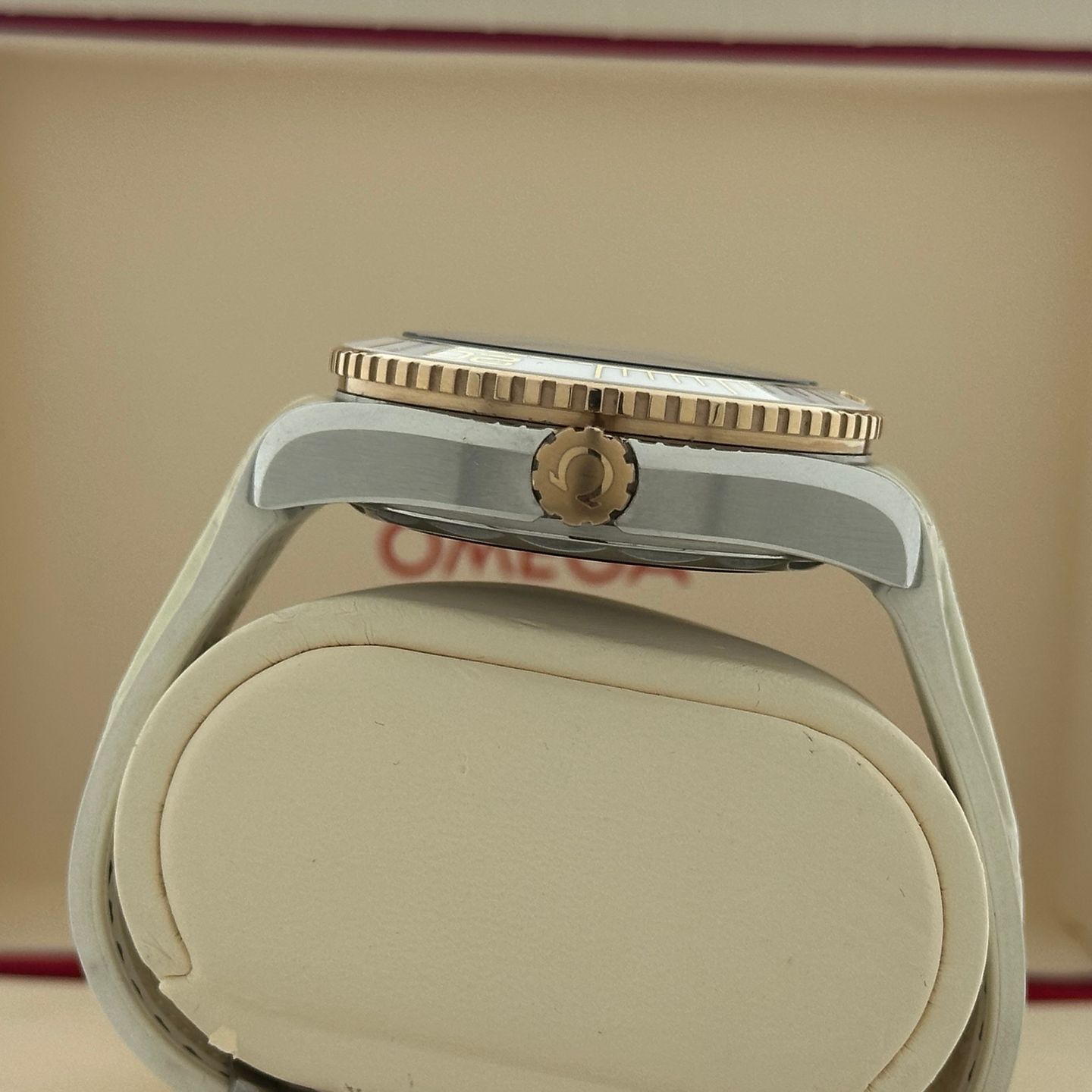 Omega Seamaster Planet Ocean 215.23.40.20.04.001 (2017) - White dial 40 mm Steel case (3/8)