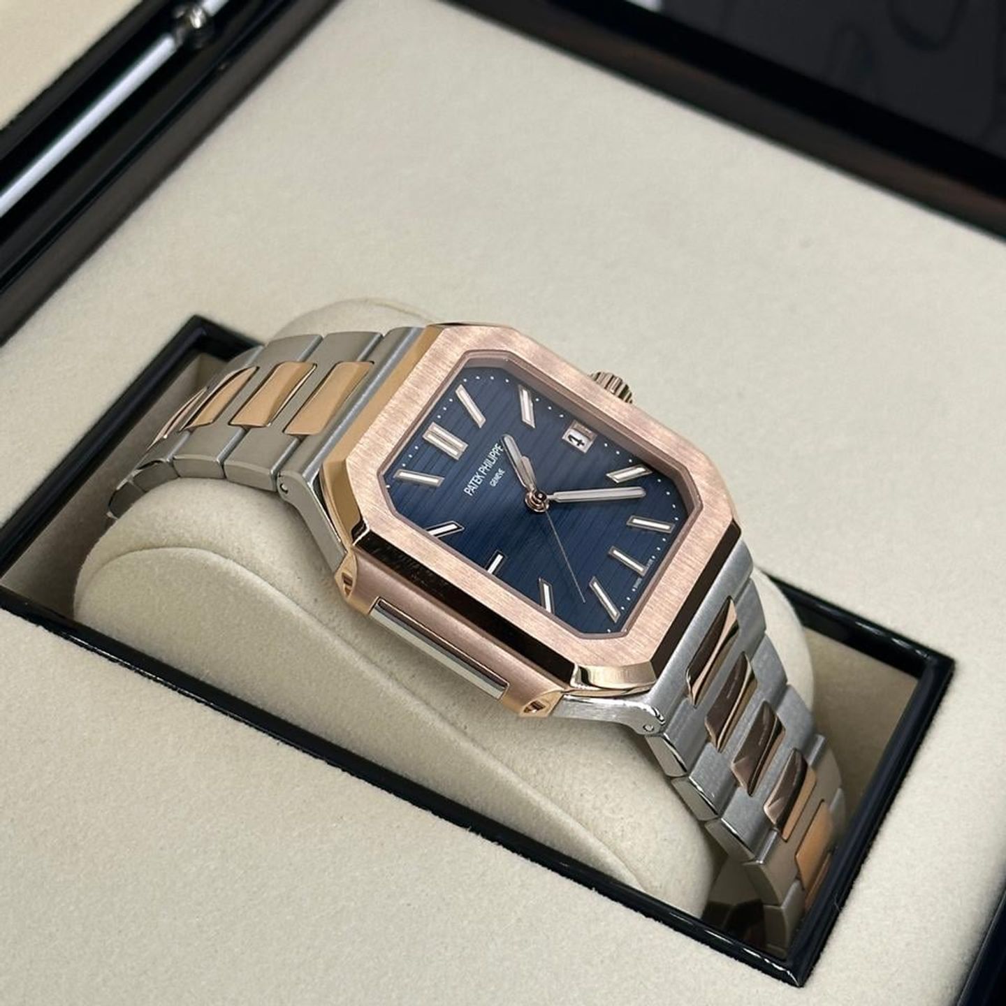 Patek Philippe Cubitus 5821/1AR-001 (2025) - Blue dial 45 mm Gold/Steel case (6/10)
