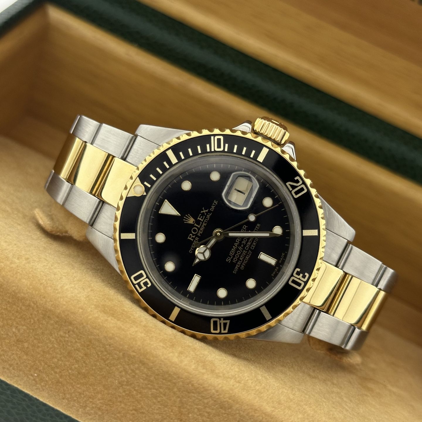 Rolex Submariner Date 16613 (2004) - Black dial 40 mm Gold/Steel case (8/8)