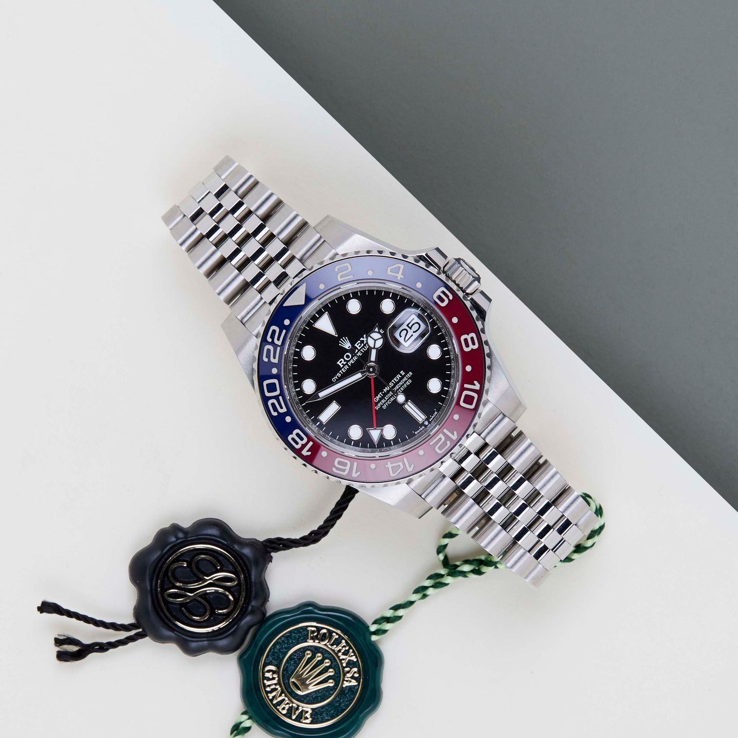 Rolex GMT-Master II 126710BLRO (2025) - Black dial 40 mm Steel case (2/8)