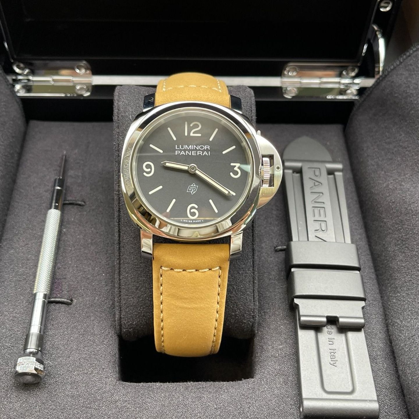 Panerai Luminor Base Logo PAM01086 (2024) - Zwart wijzerplaat 44mm Staal (2/8)