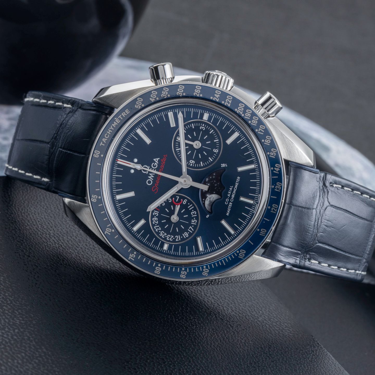 Omega Speedmaster Moonphase 304.33.44.52.03.001 (Onbekend (willekeurig serienummer)) - Blauw wijzerplaat 44mm Staal (2/8)