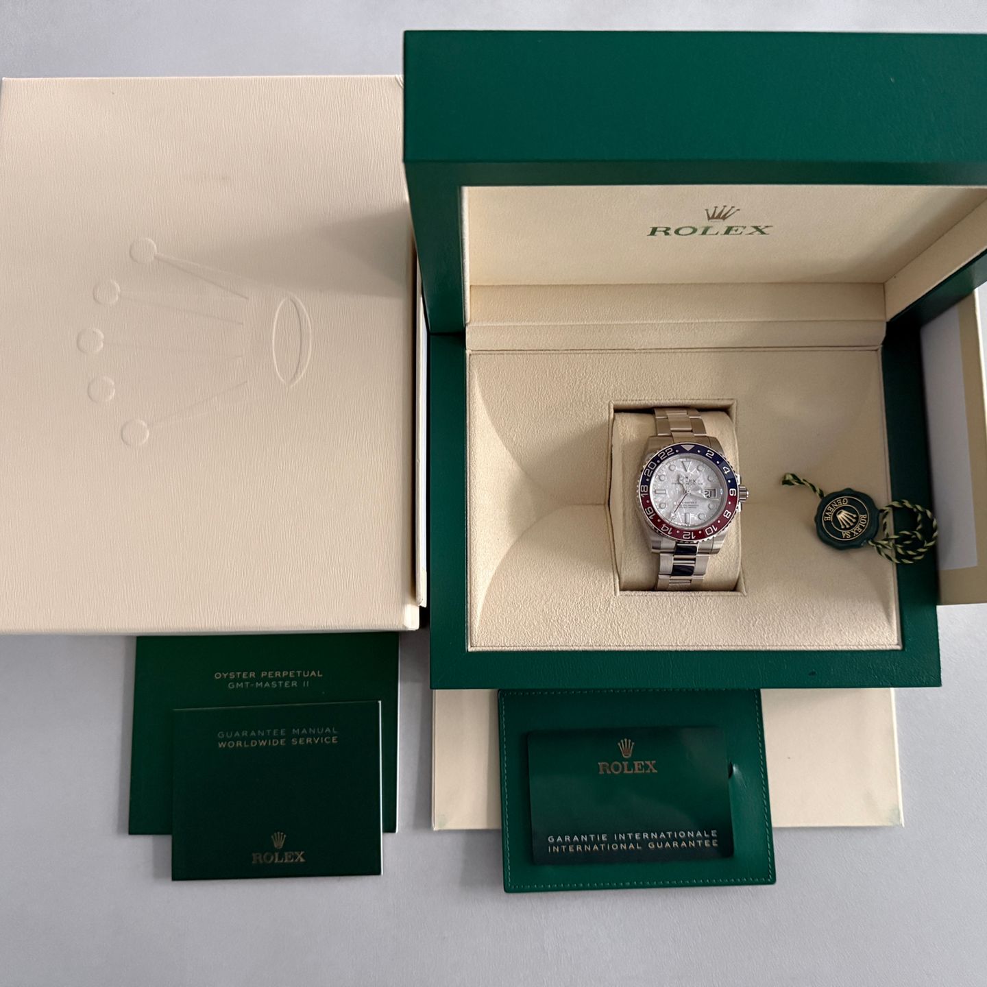 Rolex GMT-Master II 126719BLRO (2023) - Grijs wijzerplaat 40mm Witgoud (2/7)