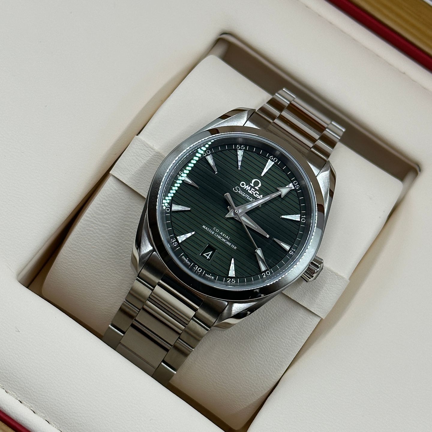 Omega Seamaster Aqua Terra 220.10.38.20.10.003 (2025) - Green dial 38 mm Steel case (4/8)