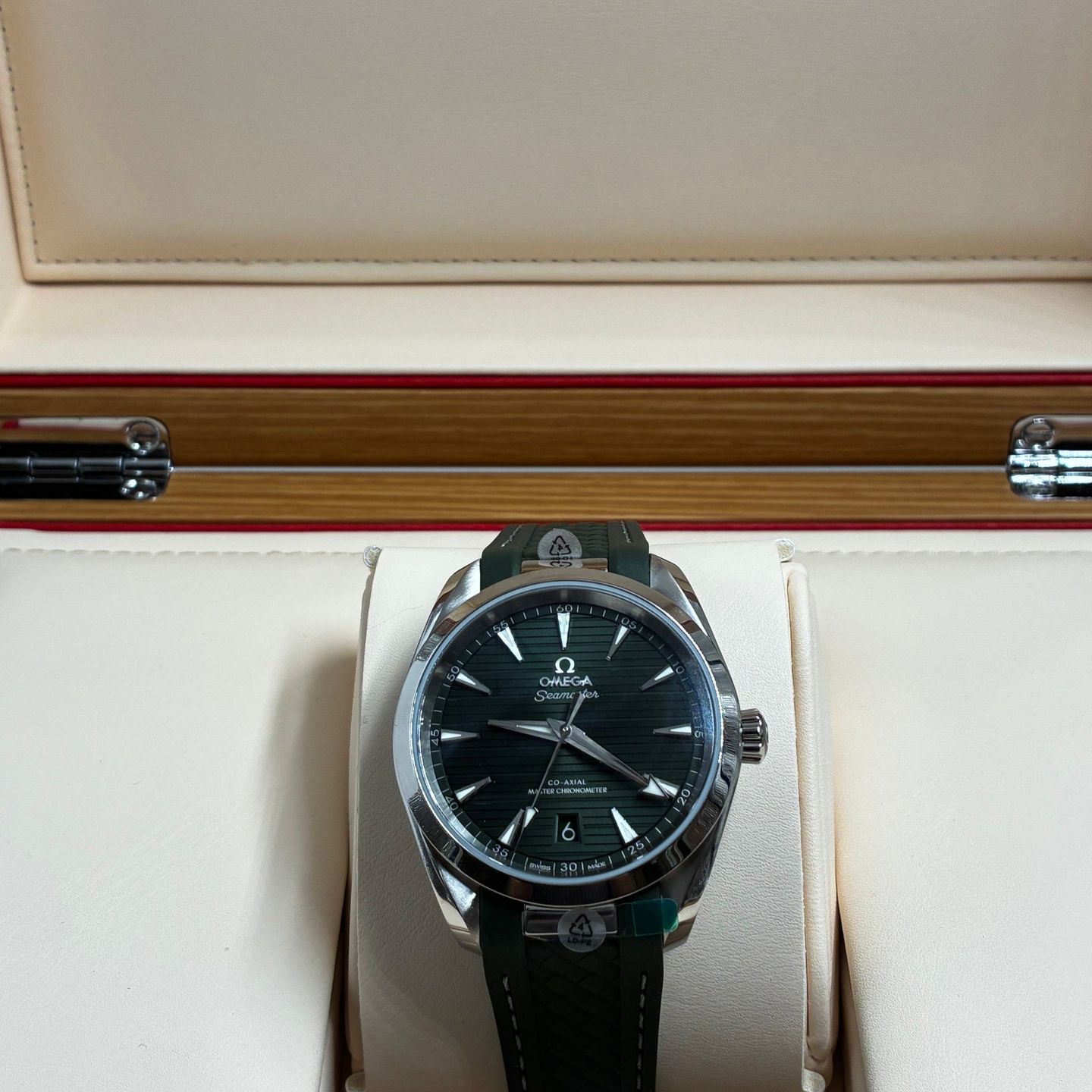 Omega Seamaster Aqua Terra 220.12.38.20.10.001 (2025) - Green dial 38 mm Steel case (3/8)