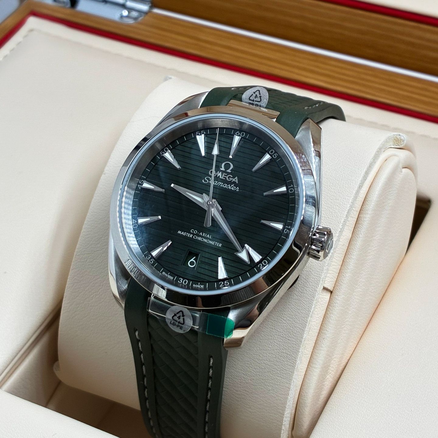 Omega Seamaster Aqua Terra 220.12.38.20.10.001 (2025) - Green dial 38 mm Steel case (7/8)