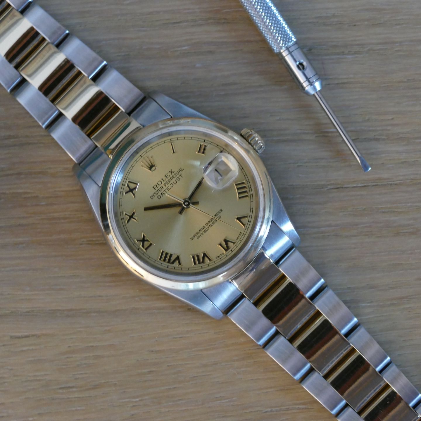 Rolex Datejust 36 16203 (2002) - Champagne wijzerplaat 36mm Goud/Staal (2/8)