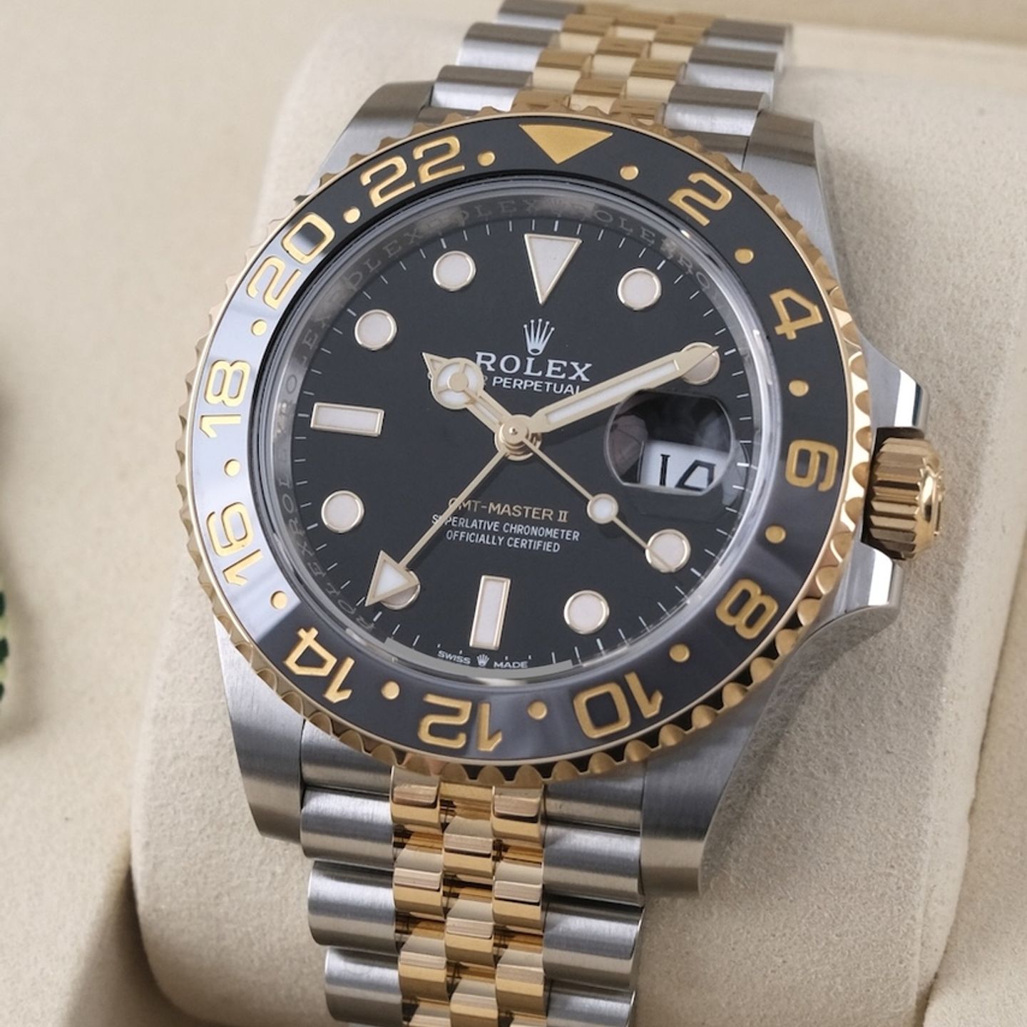 Rolex GMT-Master II 126713GRNR (2025) - Black dial 40 mm Gold/Steel case (3/8)
