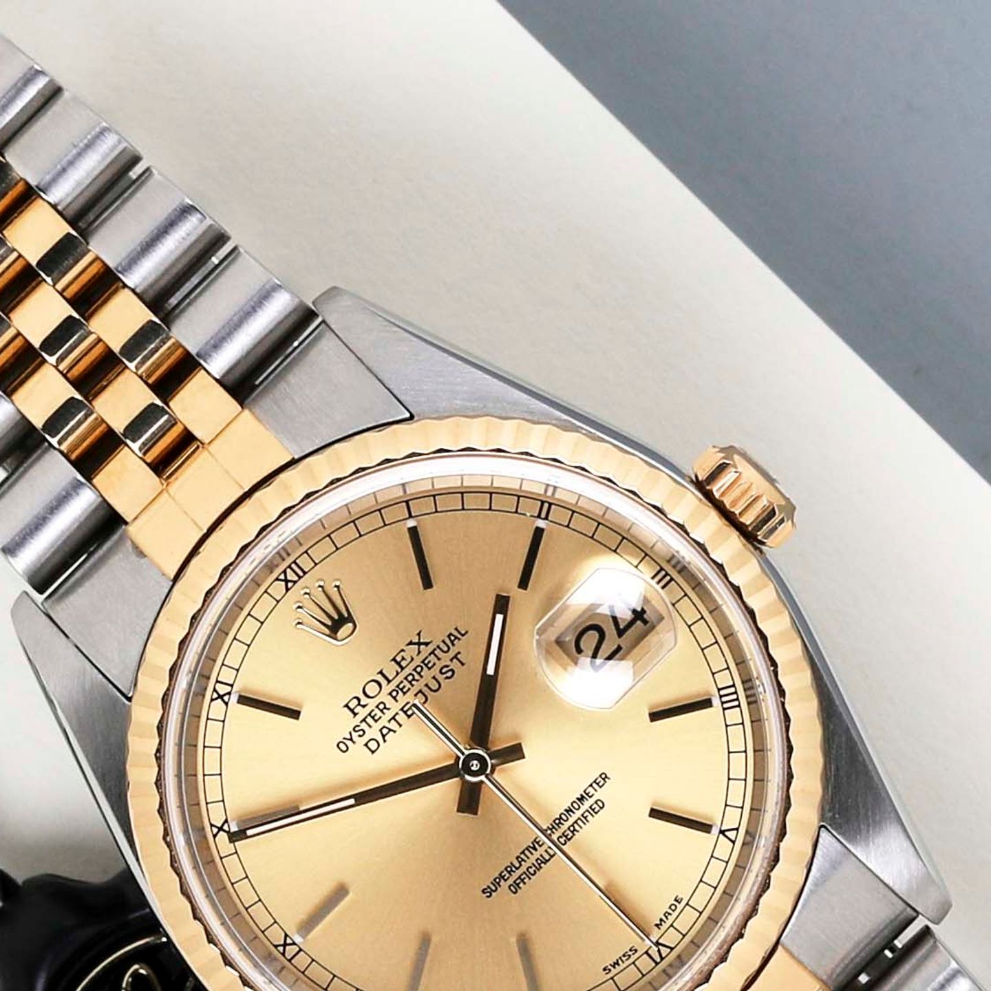 Rolex Datejust 36 16233 (2003) - Champagne wijzerplaat 36mm Goud/Staal (3/8)