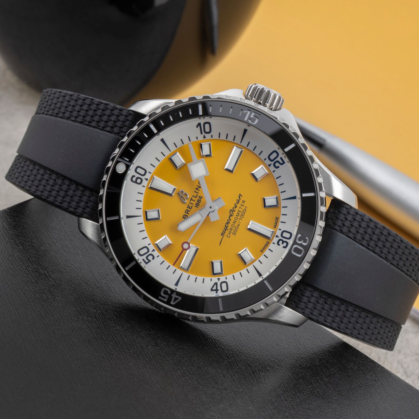 Breitling Superocean 42 A17375211I1S1 (Unknown (random serial)) - Yellow dial 42 mm Steel case (2/8)