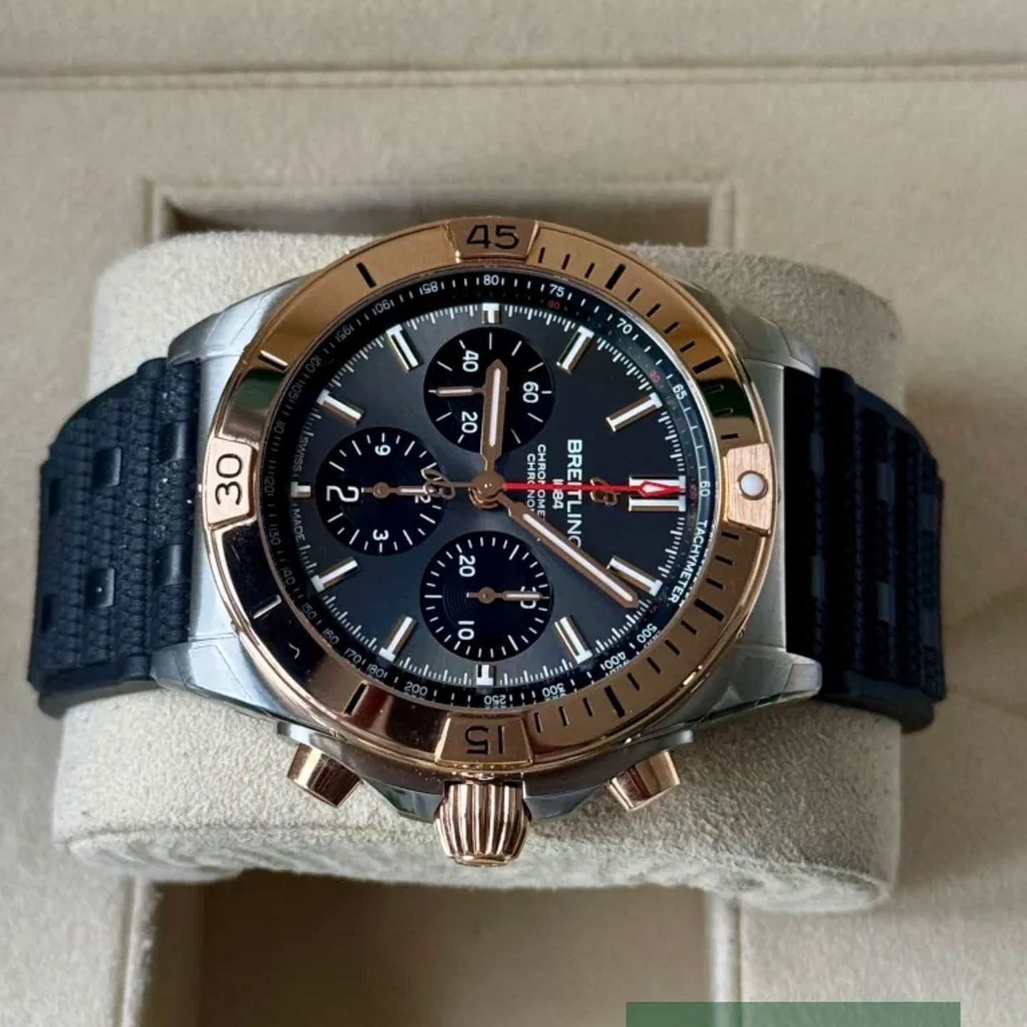 Breitling Chronomat 42 UB0134101B1S1 (2025) - Green dial 43 mm Gold/Steel case (4/7)