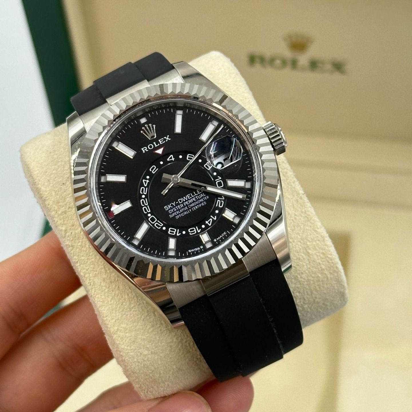 Rolex Sky-Dweller 336239 (2024) - Black dial 42 mm White Gold case (5/8)