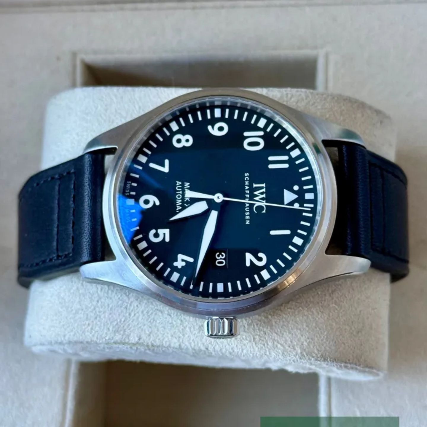 IWC Pilot Mark IW327009 (2019) - Zwart wijzerplaat 40mm Staal (4/7)