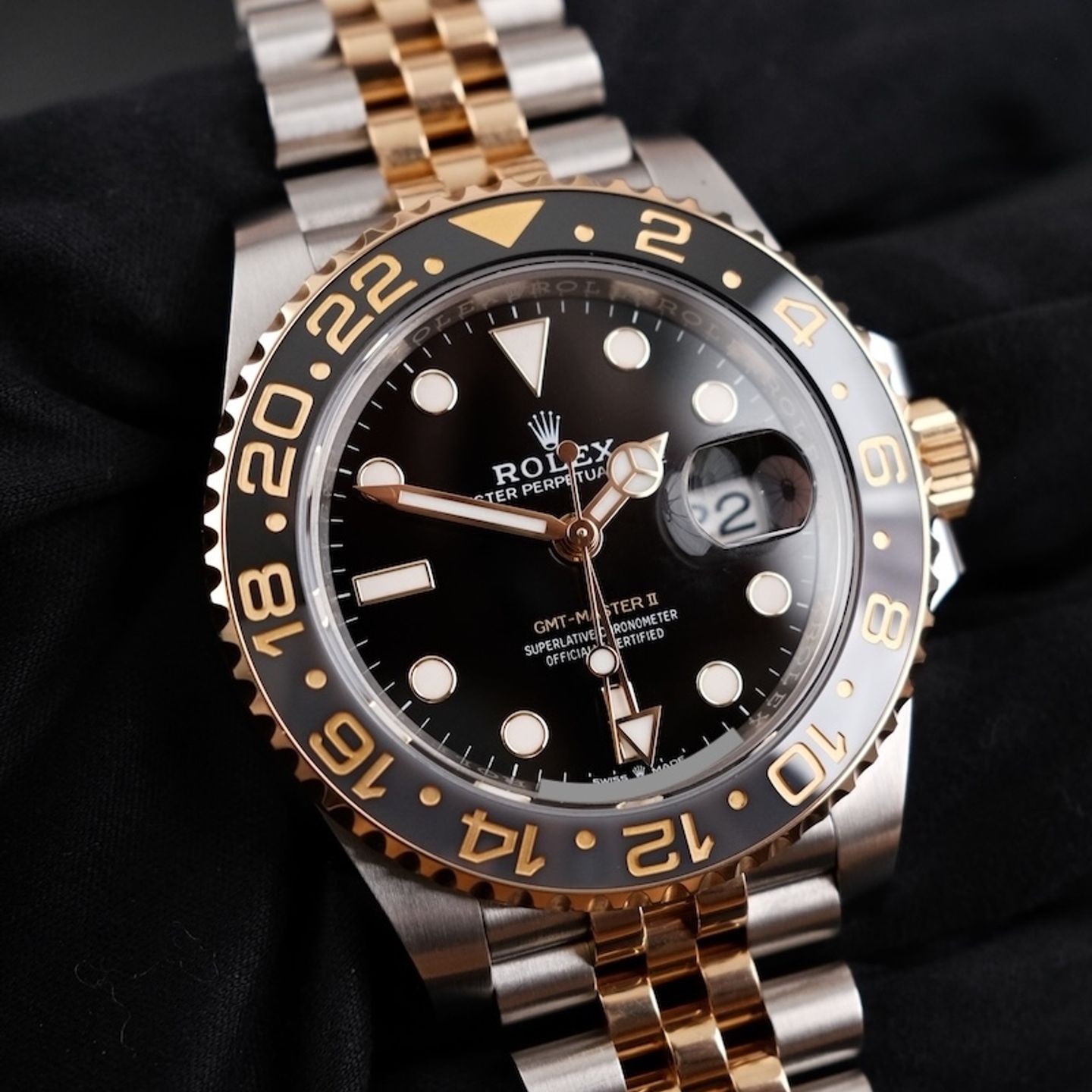 Rolex GMT-Master II 126713GRNR (2024) - Black dial 40 mm Gold/Steel case (4/8)
