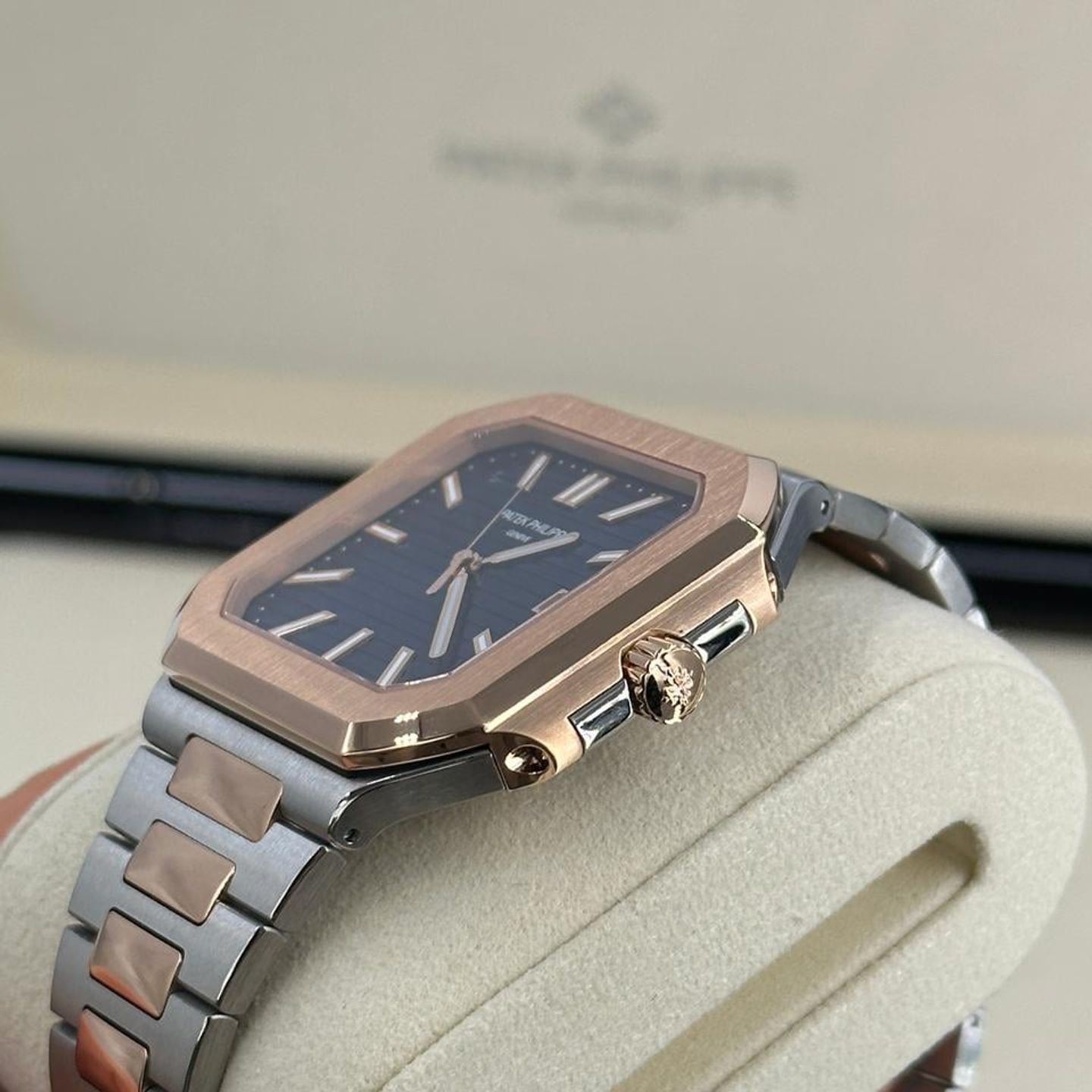 Patek Philippe Cubitus 5821/1AR-001 (2026) - 45mm Goud/Staal (2/5)