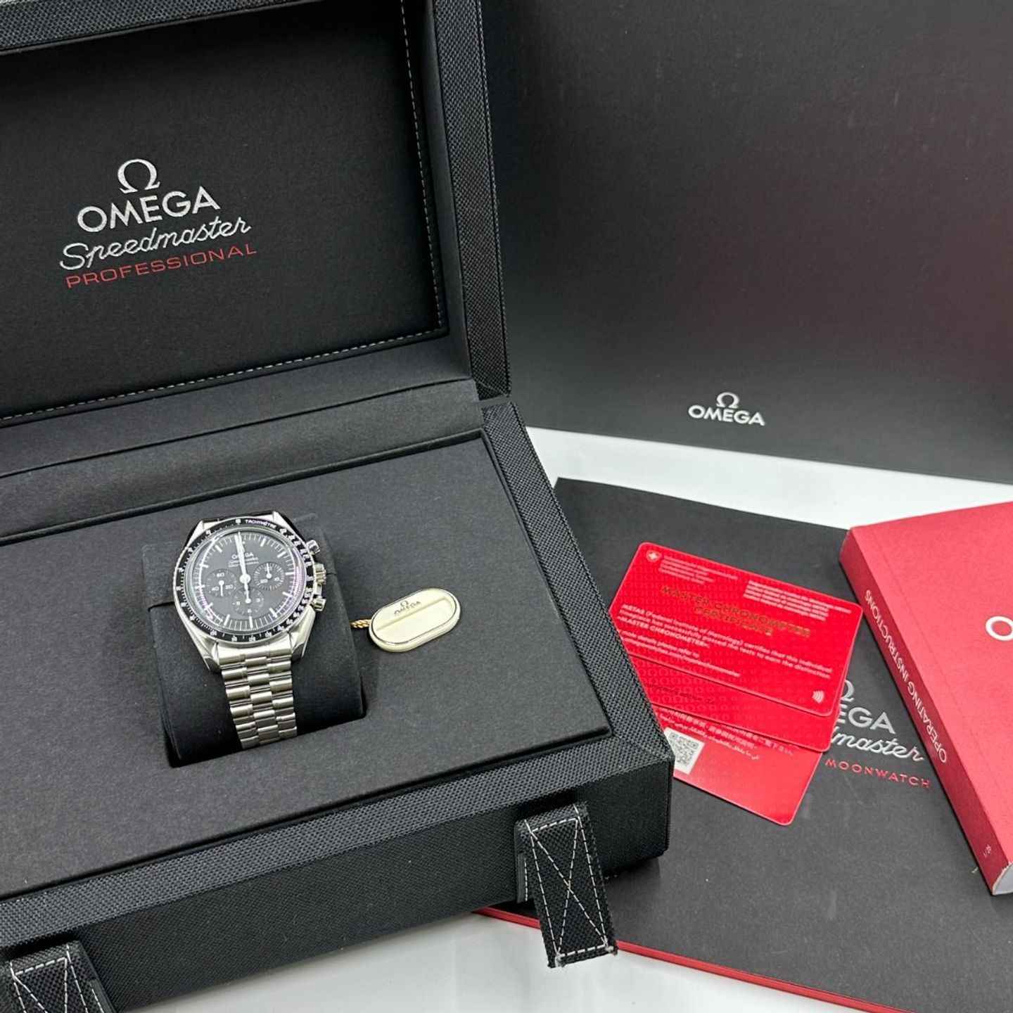 Omega Speedmaster Professional Moonwatch 310.30.42.50.01.001 (2024) - Black dial 42 mm Steel case (2/8)