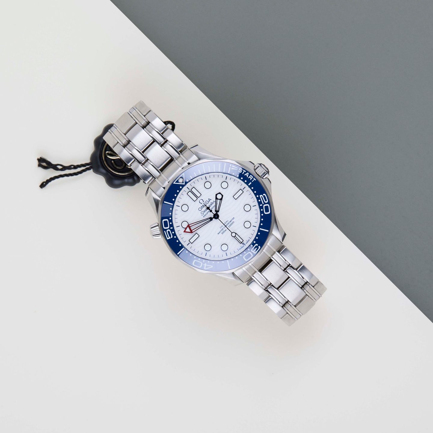 Omega Seamaster Diver 300 M 210.30.42.20.04.002 (2025) - Wit wijzerplaat 42mm Staal (2/8)