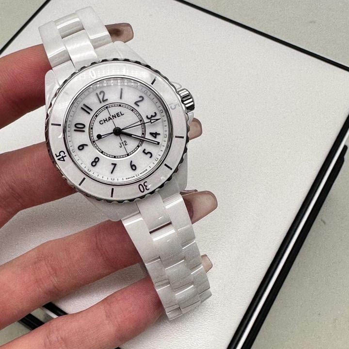 Chanel J12 H5698 (2025) - 33mm Keramiek (9/10)