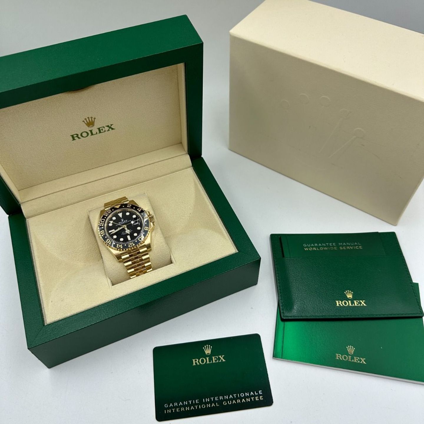 Rolex GMT-Master II 126718GRNR (2024) - Black dial 40 mm Yellow Gold case (2/8)