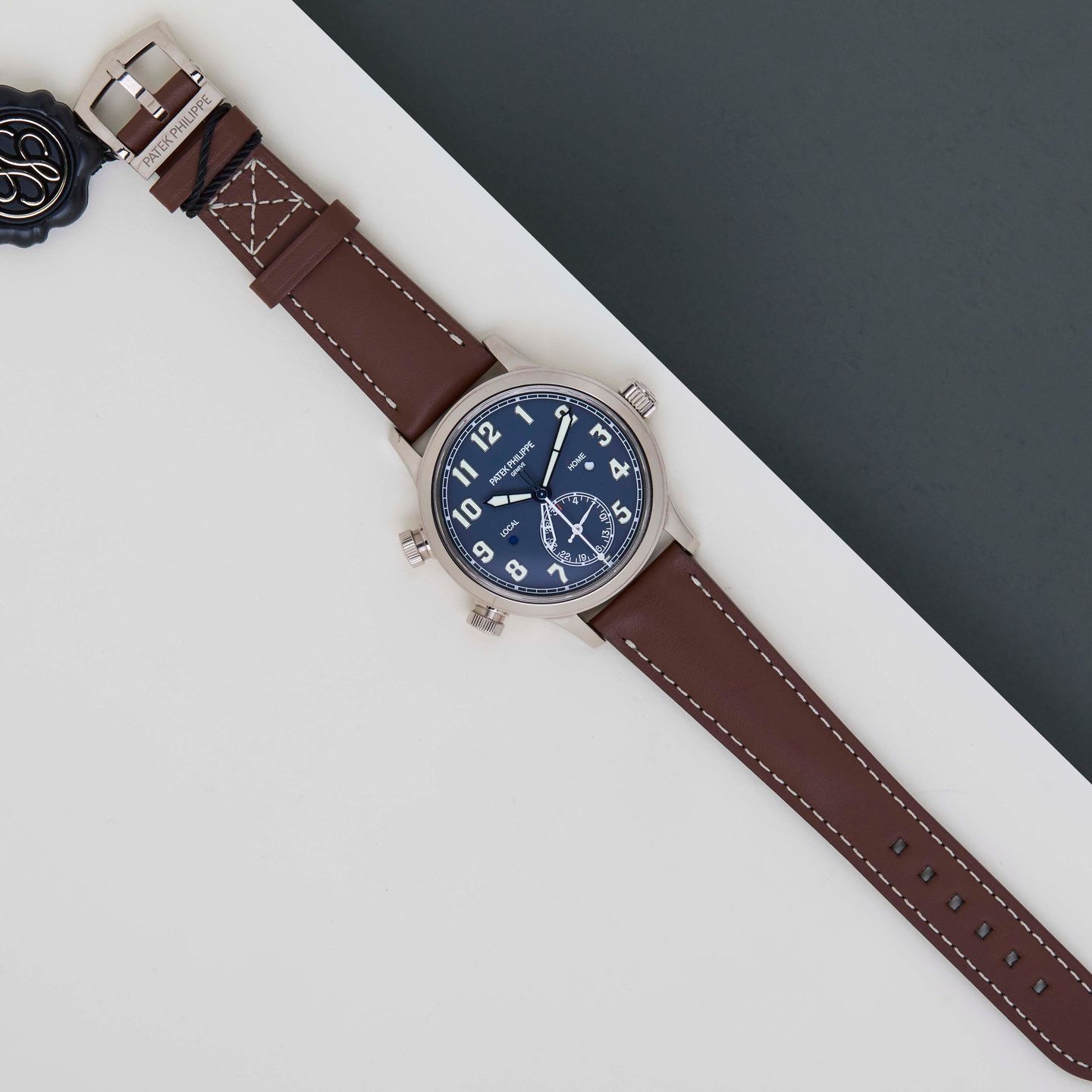 Patek Philippe Calatrava 7234G-001 (2020) - Blue dial 38 mm White Gold case (2/8)