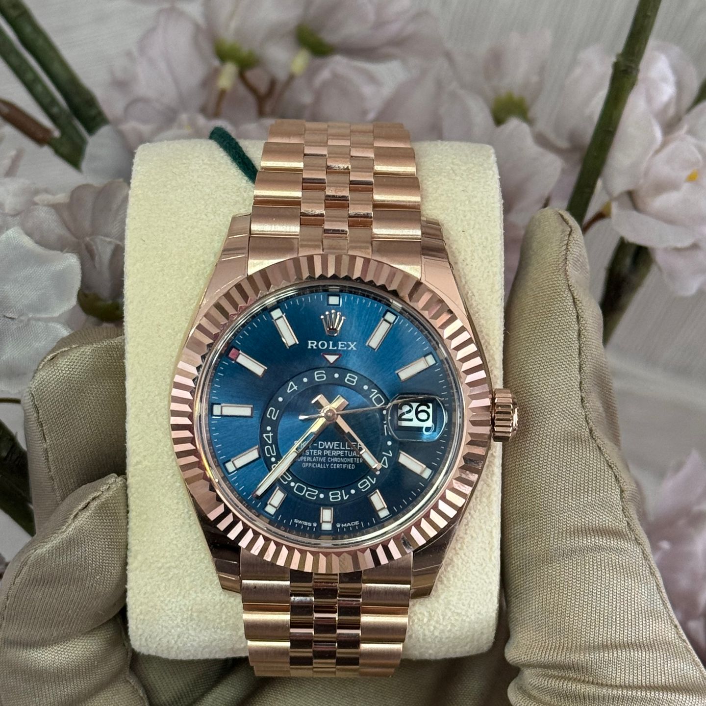 Rolex Sky-Dweller 336935 (2025) - Blue dial 42 mm Rose Gold case (1/2)