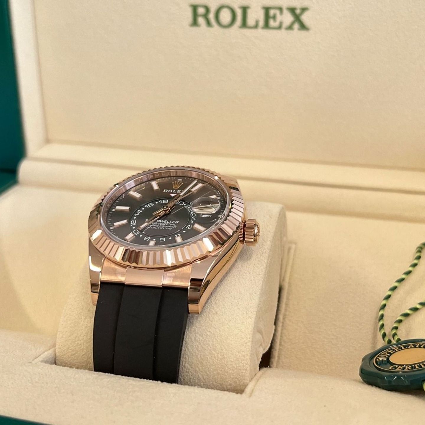 Rolex Sky-Dweller 336235 (2024) - Grey dial 42 mm Rose Gold case (2/8)